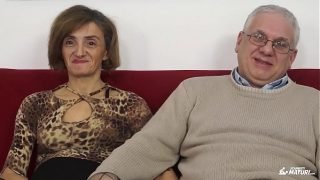 SCAMBISTI MATURI – Mature Italian swinger gets her ass fucked and pussy